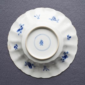 Deux plats et une paire d'assiettes en porcelaine de Chine bleu et blanc à décor de poissons et crabes, Kangxi — photo 13
