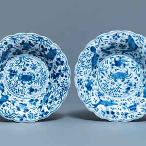 Deux plats et une paire d'assiettes en porcelaine de Chine bleu et blanc à décor de poissons et crabes, Kangxi — photo 4