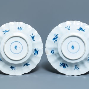 Deux plats et une paire d'assiettes en porcelaine de Chine bleu et blanc à décor de poissons et crabes, Kangxi — photo 5