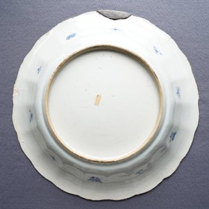 Deux plats et une paire d'assiettes en porcelaine de Chine bleu et blanc à décor de poissons et crabes, Kangxi — photo 7