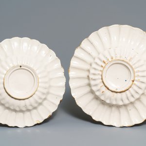 Deux plats godronnés en faïence de Delft polychrome, fin du 17ème — photo 2