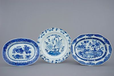 Deux plats ovales et un rond en porcelaine de Chine bleu et blanc, Qianlong