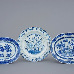 Deux plats ovales et un rond en porcelaine de Chine bleu et blanc, Qianlong — photo 1