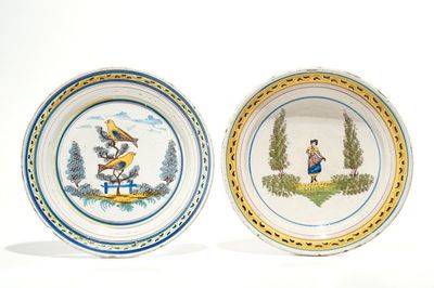 Deux plats polychromes en faïence de Bruxelles, 1ère moitié du 19ème