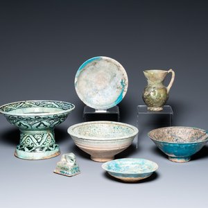 Deux plats, trois bols, une verseuse et un lion en céramique à émail noir et turquoise, Raqqa et Nishapour, Moyen-Orient, 12/13ème et après — photo 1