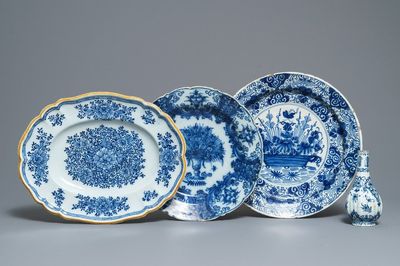 Deux plats, un plat ovale et un vase de forme bouteille en faïence de Delft en bleu et blanc, 18ème