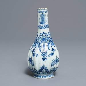 Deux plats, un plat ovale et un vase de forme bouteille en faïence de Delft en bleu et blanc, 18ème — photo 11