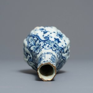 Deux plats, un plat ovale et un vase de forme bouteille en faïence de Delft en bleu et blanc, 18ème — photo 13