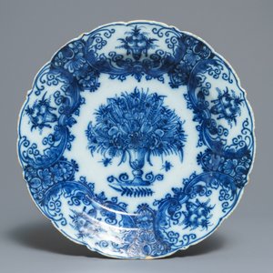 Deux plats, un plat ovale et un vase de forme bouteille en faïence de Delft en bleu et blanc, 18ème — photo 2