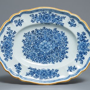 Deux plats, un plat ovale et un vase de forme bouteille en faïence de Delft en bleu et blanc, 18ème — photo 4