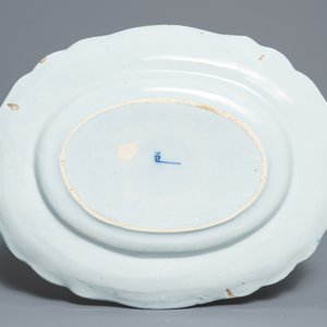 Deux plats, un plat ovale et un vase de forme bouteille en faïence de Delft en bleu et blanc, 18ème — photo 5