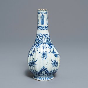 Deux plats, un plat ovale et un vase de forme bouteille en faïence de Delft en bleu et blanc, 18ème — photo 8