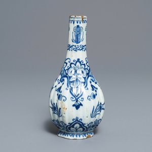 Deux plats, un plat ovale et un vase de forme bouteille en faïence de Delft en bleu et blanc, 18ème — photo 9