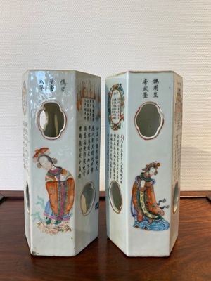 Deux porte-chapeaux en porcelaine de Chine famille rose à décor 'Wu Shuang Pu', marque de Tongzhi, 19ème — photo 3