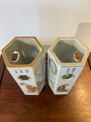 Deux porte-chapeaux en porcelaine de Chine famille rose à décor 'Wu Shuang Pu', marque de Tongzhi, 19ème — photo 4