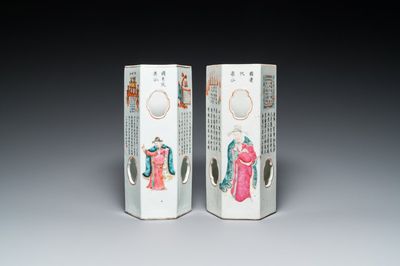 Deux porte-chapeaux en porcelaine de Chine famille rose à décor 'Wu Shuang Pu', marque de Tongzhi, 19ème