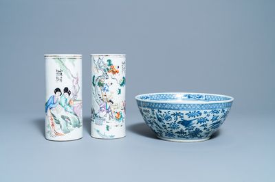 Deux porte-chapeaux en porcelaine de Chine qianjiang cai et un bol en bleu et blanc, 19/20ème