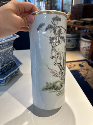 Deux porte-chapeaux en porcelaine de Chine qianjiang cai, une jardinière en bleu et blanc sur socle, un vase famille rose et un vase couvert, 19/20ème — photo 11