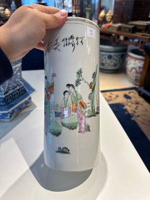 Deux porte-chapeaux en porcelaine de Chine qianjiang cai, une jardinière en bleu et blanc sur socle, un vase famille rose et un vase couvert, 19/20ème — photo 17