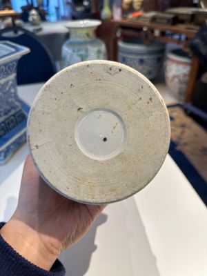 Deux porte-chapeaux en porcelaine de Chine qianjiang cai, une jardinière en bleu et blanc sur socle, un vase famille rose et un vase couvert, 19/20ème — photo 19