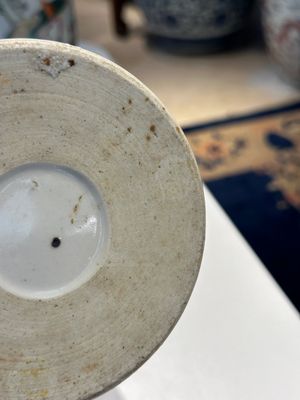 Deux porte-chapeaux en porcelaine de Chine qianjiang cai, une jardinière en bleu et blanc sur socle, un vase famille rose et un vase couvert, 19/20ème — photo 21