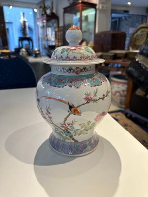 Deux porte-chapeaux en porcelaine de Chine qianjiang cai, une jardinière en bleu et blanc sur socle, un vase famille rose et un vase couvert, 19/20ème — photo 22