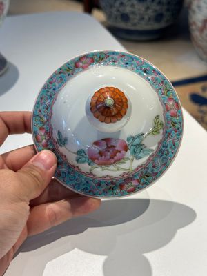 Deux porte-chapeaux en porcelaine de Chine qianjiang cai, une jardinière en bleu et blanc sur socle, un vase famille rose et un vase couvert, 19/20ème — photo 23