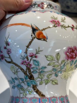 Deux porte-chapeaux en porcelaine de Chine qianjiang cai, une jardinière en bleu et blanc sur socle, un vase famille rose et un vase couvert, 19/20ème — photo 27