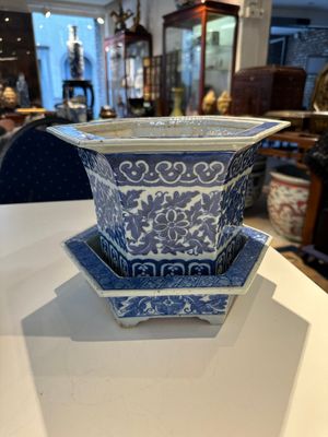 Deux porte-chapeaux en porcelaine de Chine qianjiang cai, une jardinière en bleu et blanc sur socle, un vase famille rose et un vase couvert, 19/20ème — photo 35