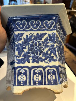 Deux porte-chapeaux en porcelaine de Chine qianjiang cai, une jardinière en bleu et blanc sur socle, un vase famille rose et un vase couvert, 19/20ème — photo 43