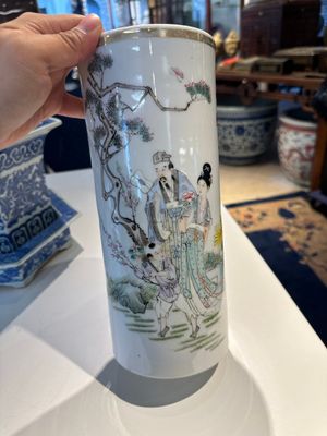 Deux porte-chapeaux en porcelaine de Chine qianjiang cai, une jardinière en bleu et blanc sur socle, un vase famille rose et un vase couvert, 19/20ème — photo 9