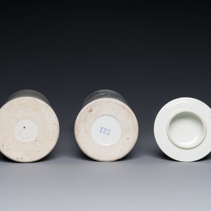 Deux porte-chapeaux en porcelaine de Chine qianjiang cai, une jardinière en bleu et blanc sur socle, un vase famille rose et un vase couvert, 19/20ème — photo 5