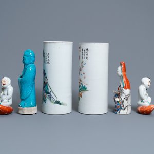Deux porte-chapeaux et quatre figures en porcelaine de Chine famille rose, 19/20ème — photo 3