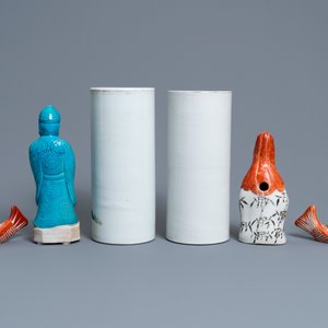 Deux porte-chapeaux et quatre figures en porcelaine de Chine famille rose, 19/20ème — photo 4