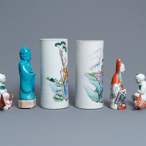 Deux porte-chapeaux et quatre figures en porcelaine de Chine famille rose, 19/20ème — photo 5