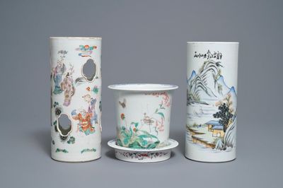 Deux porte-chapeaux et une jardinière en porcelaine de Chine famille rose, 19/20ème