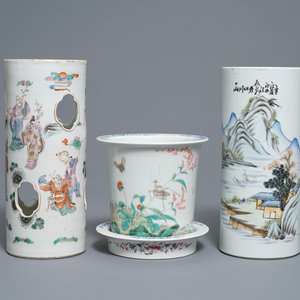 Deux porte-chapeaux et une jardinière en porcelaine de Chine famille rose, 19/20ème — photo 1
