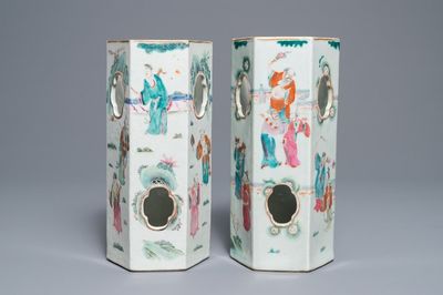Deux portes-chapeau réticulés en porcelaine de Chine famille rose, 19ème