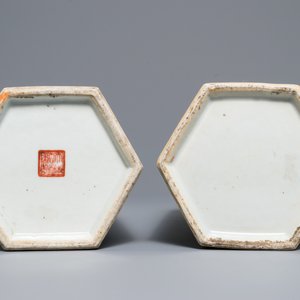 Deux portes-chapeau réticulés en porcelaine de Chine famille rose, 19ème — photo 4