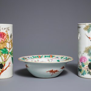 Deux portes-chapeaux et un bol en porcelaine de Chine qianjiang cai et famille rose, 19/20ème — photo 2