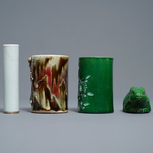 Deux pots à pinceaux, une tube à encens et un lapin en porcelaine de Chine monochrome, 18/19ème — photo 5