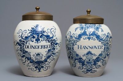 Deux pots à tabac en faïence de Delft en bleu et blanc, 18ème