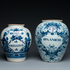 Deux pots à tabac en faïence de Delft en bleu et blanc aux couvercles en laiton, 18ème — photo 2