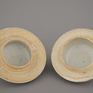 Deux pots couverts en porcelaine de Chine à décors d'objets de lettrés, famille rose, 19ème — photo 11