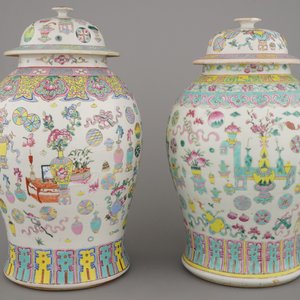 Deux pots couverts en porcelaine de Chine à décors d'objets de lettrés, famille rose, 19ème — photo 4