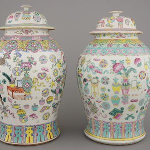 Deux pots couverts en porcelaine de Chine à décors d'objets de lettrés, famille rose, 19e — photo 2
