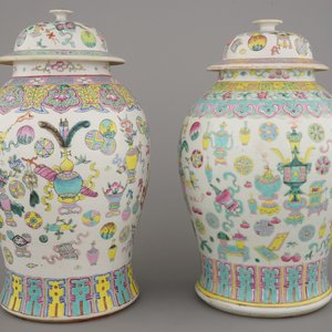 Deux pots couverts en porcelaine de Chine à décors d'objets de lettrés, famille rose, 19e — photo 3