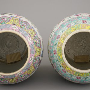 Deux pots couverts en porcelaine de Chine à décors d'objets de lettrés, famille rose, 19e — photo 9