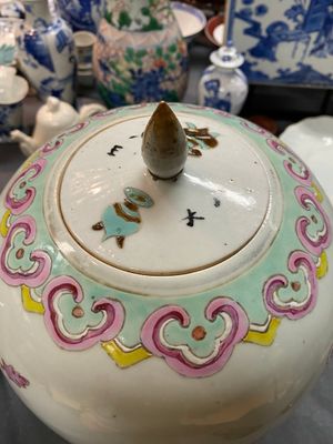 Deux pots couverts en porcelaine de Chine famille rose, 19ème — photo 9