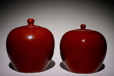 Deux pots couverts en porcelaine de Chine monochrome sang de boeuf, 19ème